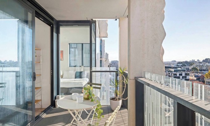 Melbourne Central Business District Apartment | Ikebana Skies CBD Fringe by Queen Victoria Market
