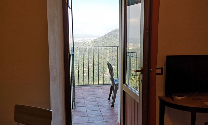 Monteggiori House | Il Tino - casa con terrazza vista mare in borgo medievale