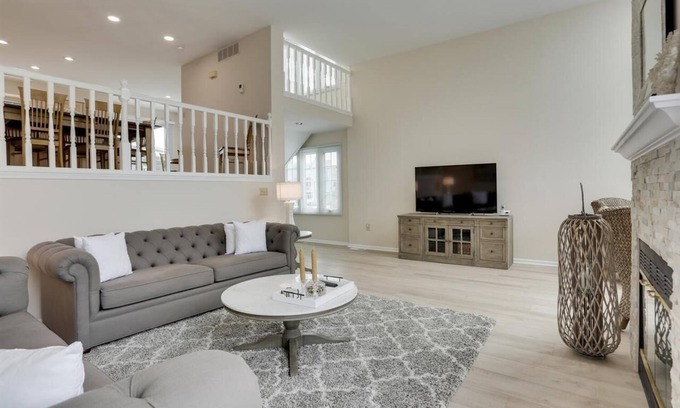 Southend House | Immaculate 3 Bed 2.5 Bath Quiet community with pool Monthly Rental