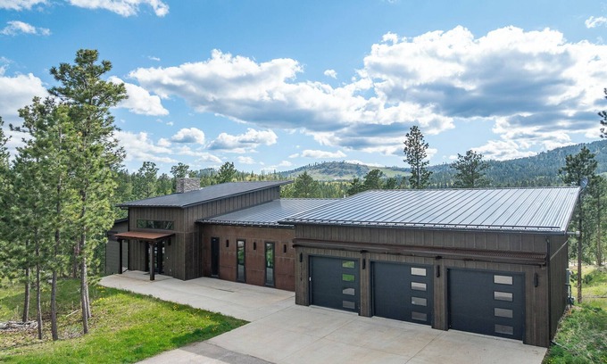 Deadwood Cabin | Immaculate 7 BR Large Cabin with Amazing Views, Clubhouse Access, and More!