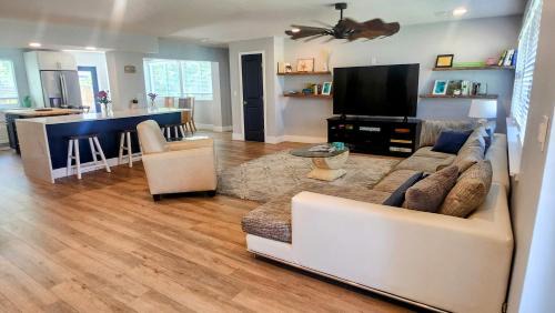 Laguna Shores House | Immaculate Double Masters - 1 Block To Beach