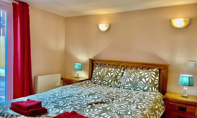 Stafford Apartment | Immaculate hi-spec apartment, sleeps 6. Free wifi, secure garden, free parking.