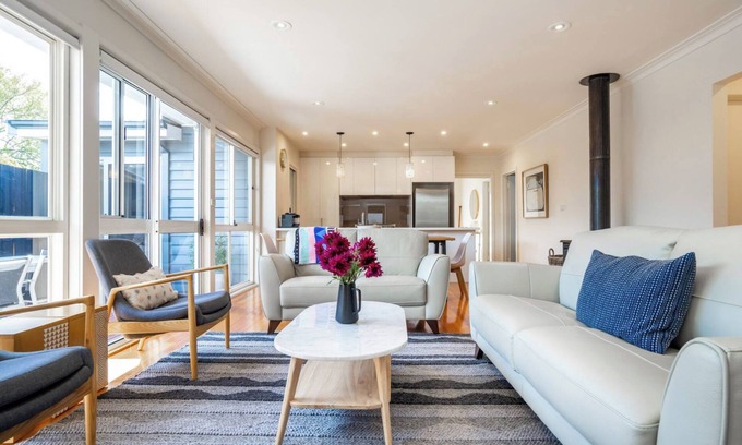 Dromana House | Immaculate, spacious, and only steps to the beach! 4pm checkout on Sundays*