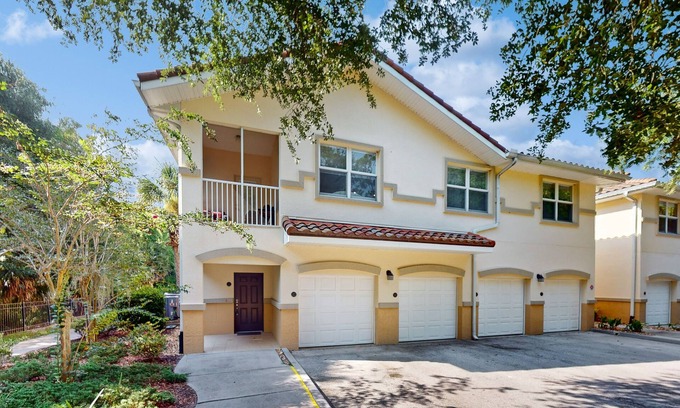 Palm Coast House | Immaculate Townhome in Upscale Community w/Pool & Balcony - Near Beach