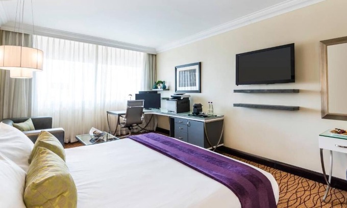 Windhoek Central Apartment | Immerse Yourself in Windhoek Adventure! City View, Rooftop Pool and Free Parking