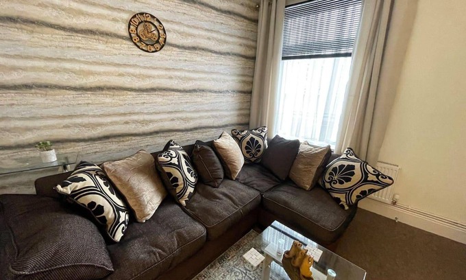 Swindon House | Impeccable 4-bed Home Away From Home in Swindon