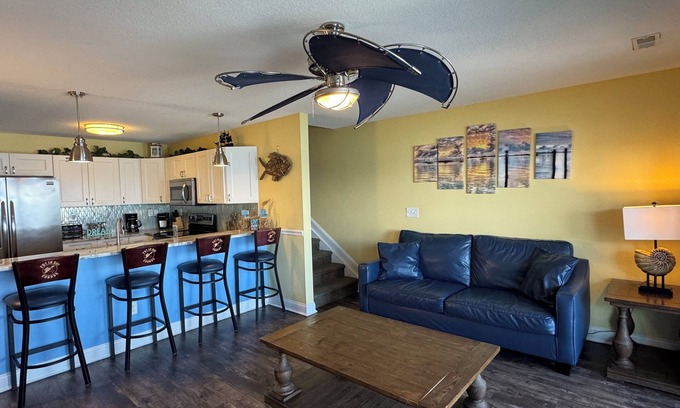 Put-in-Bay Condo | Impressive 3 BR Condo Located Directly on Lake Erie with Pool - 10 ppl - C209