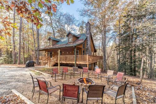 Helen House | Impressive Secluded Cabin with Fire Pit, Pool Table, Barbecue and Hot-tub in Cleveland, Georgia