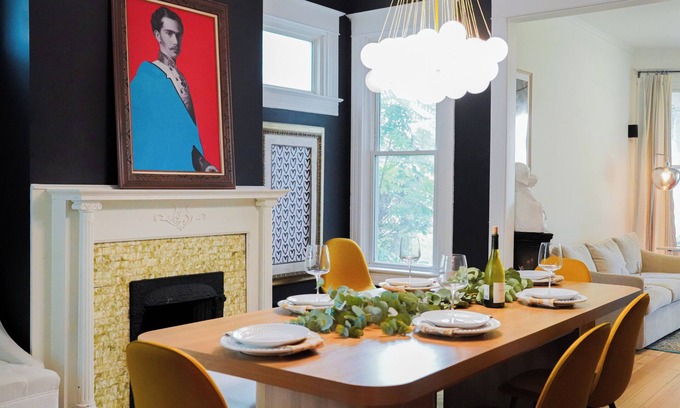 Dubuque House | Impressive three bedroom on historic Fenelon Place