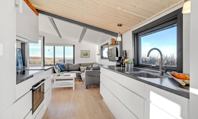 Logstor House | In 1st row and only 100 m from the beach, this light-flooded vacation home welcomes you.