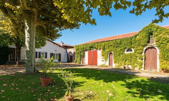 Creon-dArmagnac House | In a Wing of an Old Manor House