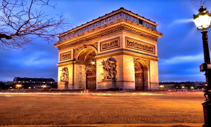 Champs-Elysees Apartment | IN AN ELEGANT SETTING AND FLOODED WITH LIGHT – CHAMPS ELYSEES -RUE JEAN MERMOZ