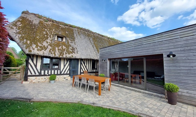 Fatouville-Grestain House | In the estuary of the Seine, a few minutes away from Honfleur, a real Longere