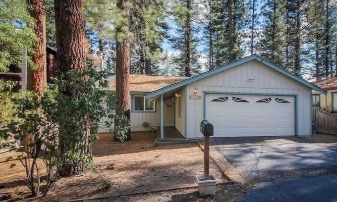 Al Tahoe House | In the Heart of South Lake Tahoe, Featuring Pool Table and Hot Tub!