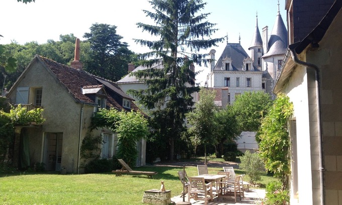 Veretz House | in the heart of a historic village of Touraine, with large garden and grove.
