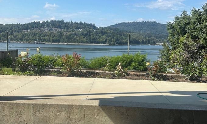 Port Moody House | In the Heart of PoMo a site of Tranquility and Modern living - Cozy and COMFY!