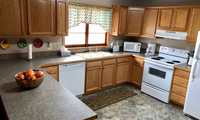 Geneva House | In the heart of the Ohio Wine Country! 10 minutes to Lake Erie!