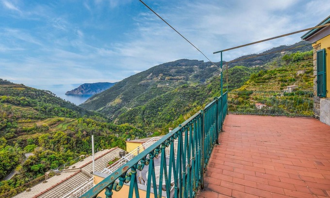 Muro Inferiore Apartment | In the hills of Vernazza welcomes you a spacious apartment with great views of nature and the sea.