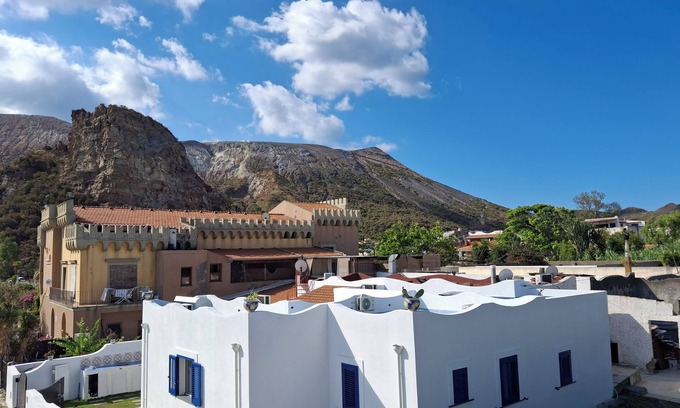 Vulcano Porto Villa | In the 'navel of the Mediterranean, between sea sun and wind, you do everything on foot.