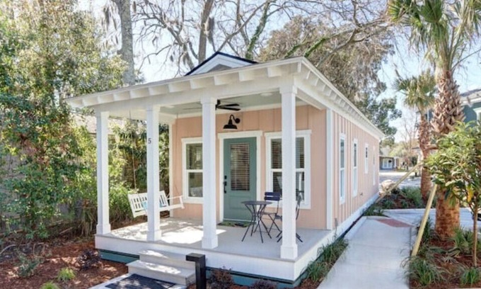 Thunderbolt Cottage | In The Pink - Sassy Cottage 5 min to SAV