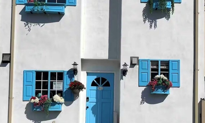 Avalon House | In town & WALK TO BEACH. nA 2-Story, 986 sq ft family & pet friendly townhome.