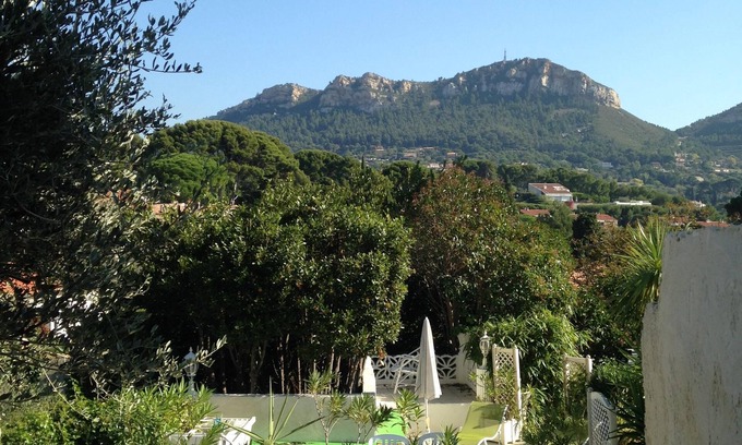Cassis Apartment | In villa, duplex 42 M2 center for 4 open terrace/garden parking space