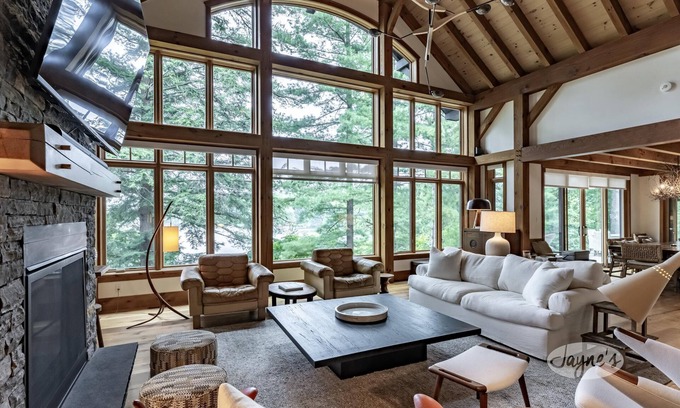 Muskoka Lakes Cottage | Incredible 6 bdrm 5 bath cottage on Lake Joe!