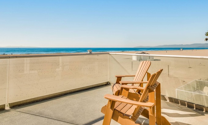 Hollywood Beach House | Incredible beachfront home with furnished patio, balcony & free WiFi
