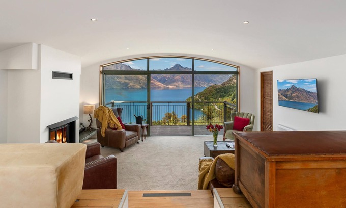 Sunshine Bay House | Incredible Lake Twin Peaks Views Spacious House