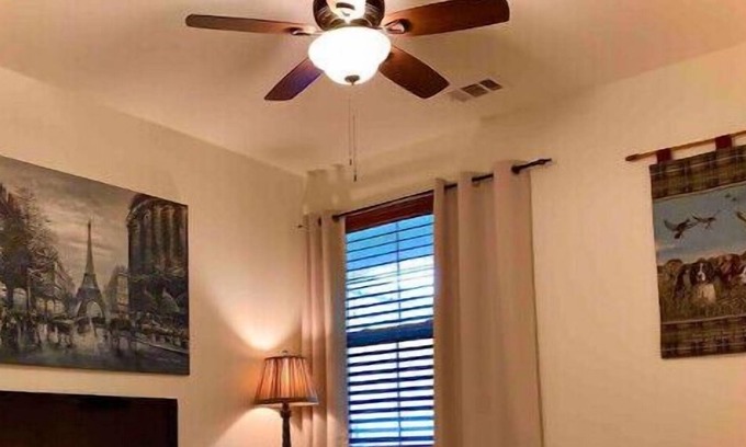 Mira Loma House | Independent Guest Room A with Net TV for Short Stay In A Single Family House