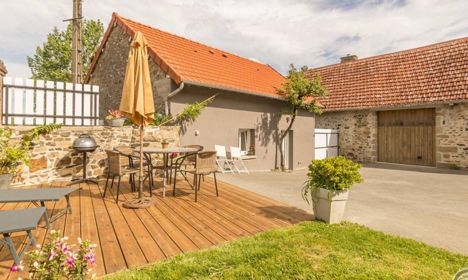 Jullouville Cottage | Independent house in Jullouville with terrace and enclosed courtyard, near the beach