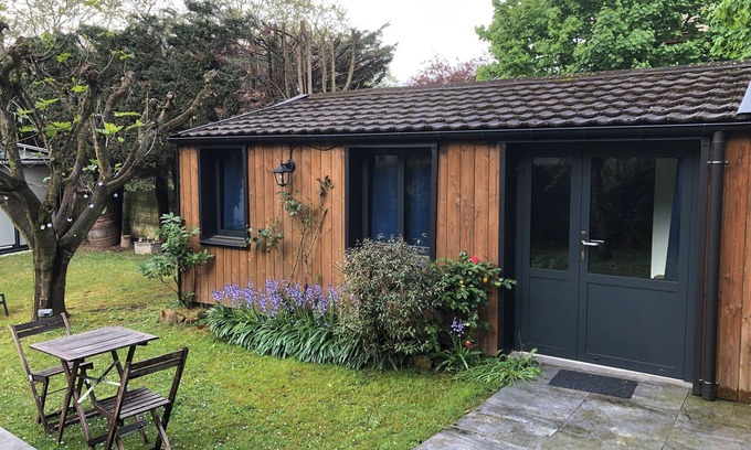 Marnes-la-Coquette Apartment | Independent studio + garden. 5 min walk to Jardy, 15 min to La Défense by train.