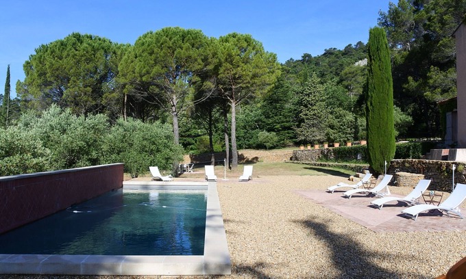 La Roquebrussanne House | Indigo room, great guesthouse, quiet holidays in Provence, 35 mn from the sea