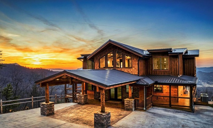 Gatlinburg - Pigeon Forge Cabin | Indoor Pool - Iconic Views- 6BR - 11' spa - Dog Friendly- Wkly Disc!