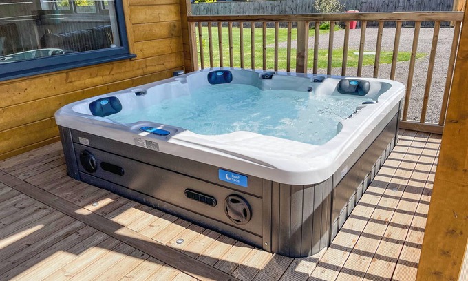 Pattiswick Cottage | Indulge and delight at this wonderful lodge, with your own private hot tub.