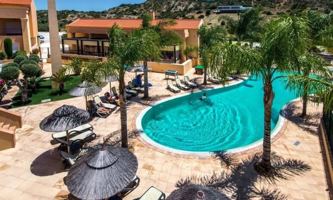 Praia da Luz Hotel | Indulge in Home-Like Comfort!Fully-equipped Kitchen, Swimming Pool, Beach Access