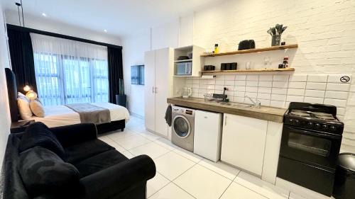 Downtown Johannesburg Apartment | Industrial CHIC Apartment 113 - Luxury City Escape, Washing Machine & Fast WiFi