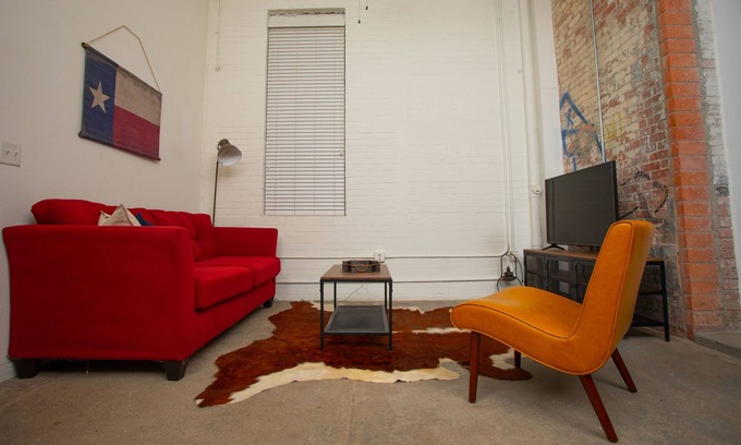 San Antonio Apartment | Industrial & Stylish |5★ Location, ♛Queen Bed, Pkg