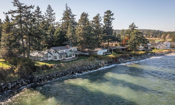 Eastsound House | Infinity House - Private Beach, Breathtaking Views, Just Minutes from Town