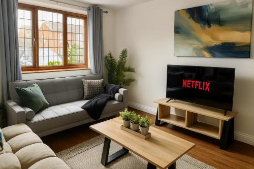 Ossett Apartment | Ingfield by Alt-Stay Accommodation - Wakefield 3 Bed Contractor and Relocation Accommodation close to M1 J40 with Parking, Workspace, Kitchen, Laundry Facilities, Smart TV and Wi Fi - Long Stay Ready with Weekly and Monthly Rates