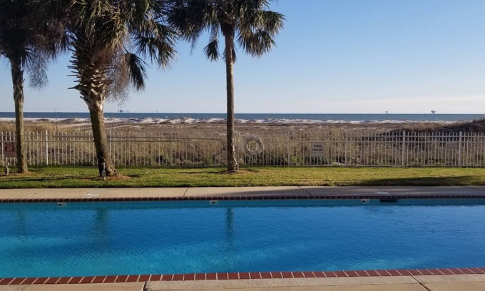 Dauphin Island Condo | Inn at Dauphin Island 110-Walk-in Shower! Walk out to Pools and Beach!