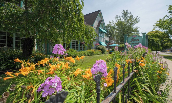 South Haven Bed & Breakfast | Inn At the Park