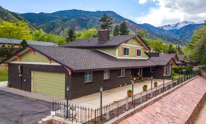 Manitou Springs Historic District Bed & Breakfast | INNhale Bed and Brunch