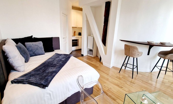 Les Halles Apartment | Innocenti, refurbished studio apartment, central Paris