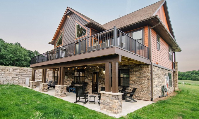 Boyne Falls House | Innsbruck Ski&Tee - Designer's Dream, Theater & Arcade & Shuffleboard & Hot Tub