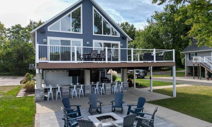 Holcomb House | Insta-worthy Rock River cabin