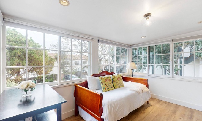 East Beach House | Intimate retreat 1 block to beach with Cal king bed & bonus sleeping room
