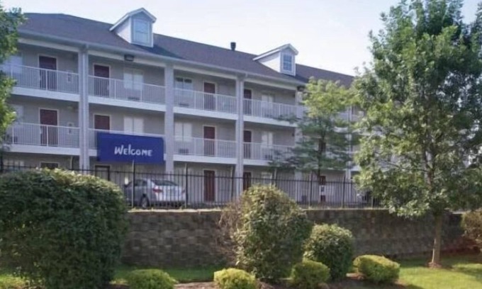Buechel Apartment | InTown Suites Extended Stay Louisville KY - Wattbourne Lane