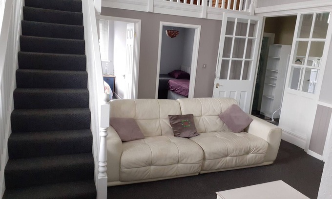 Pontardawe Apartment | Inviting 3-bed Apartment in Swansea