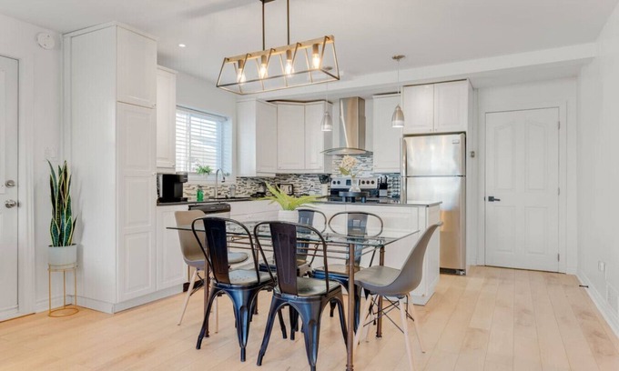 Hull Apartment | Inviting and Cozy Gem Prime Location and EV Parking